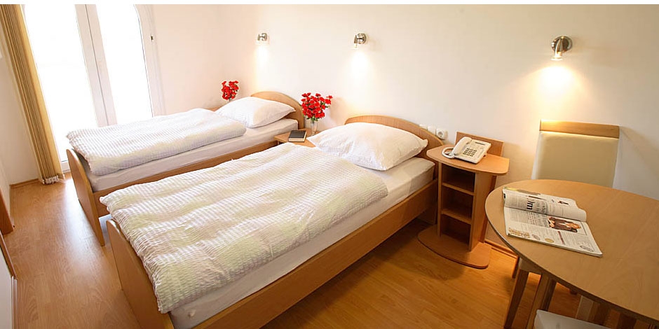 <span>slide</span> 02